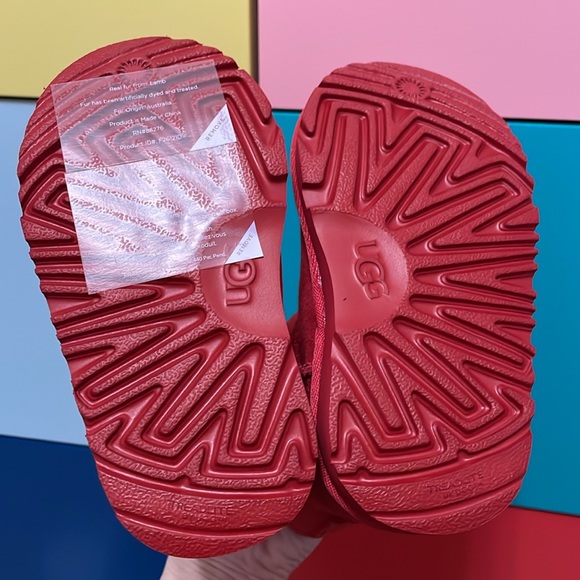 UGG NWT, baby girl size 7 red classic UGG boots. - Picture 7 of 10